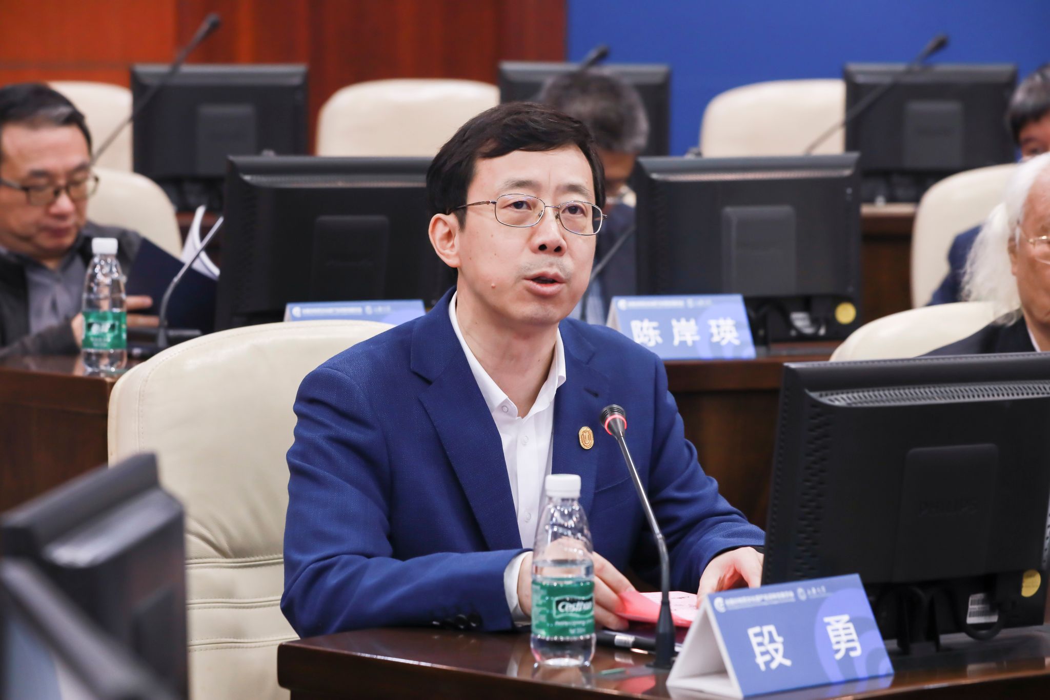 j9国际集团党委副书记、全国非遗名词委主任段勇先生主持会议.jpg